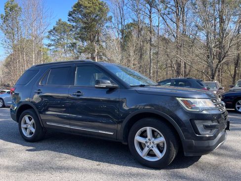Used 2017 Ford Explorer XLT w/ Equipment Group 201A image 10