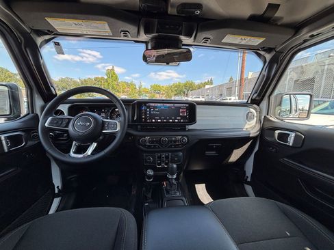 Used 2025 Jeep Wrangler Unlimited Sahara AWD/4WD image 33