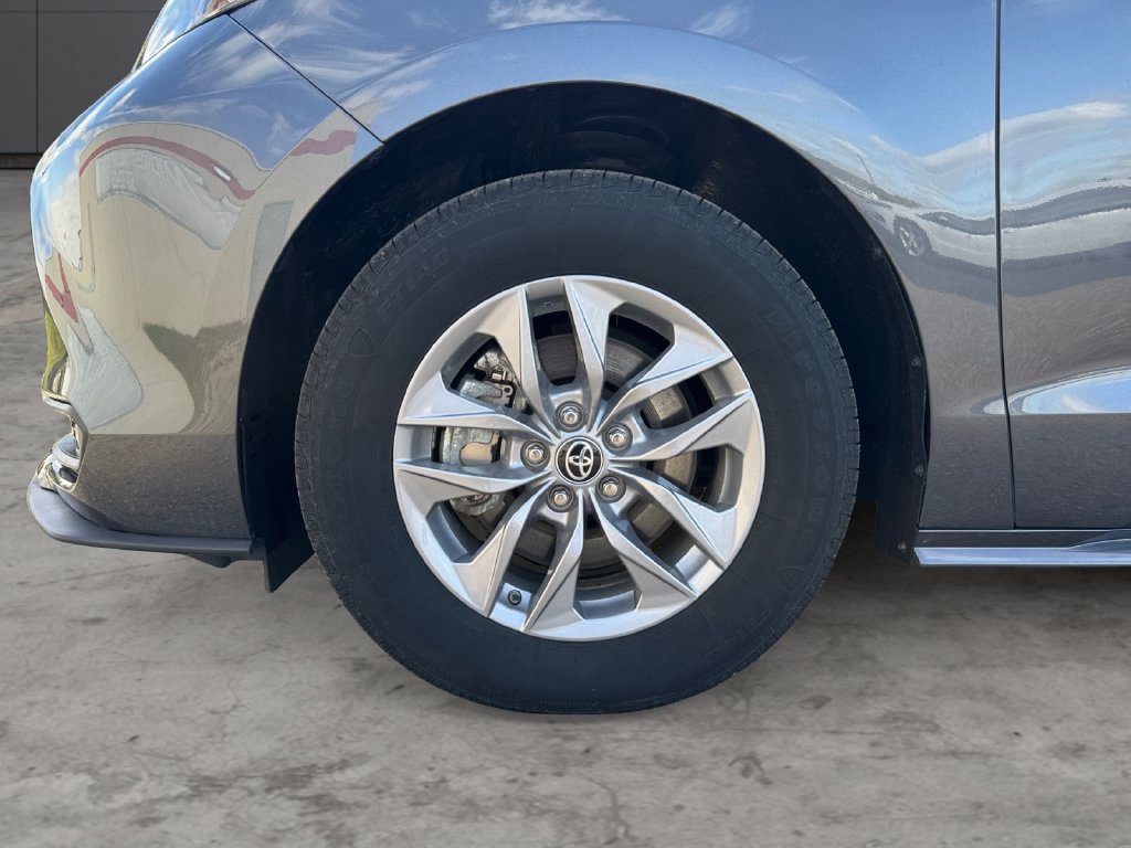 Certified 2025 Toyota Sienna XLE AWD/4WD image 9