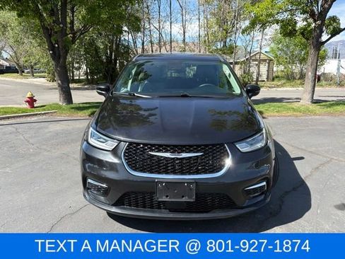 Used 2023 Chrysler Pacifica Touring-L FWD image 2