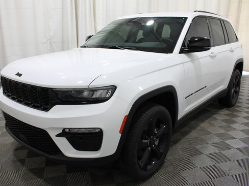 Used 2024 Jeep Grand Cherokee Limited w/ Black Appearance Package AWD/4WD image 32