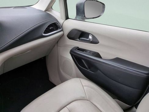 Used 2021 Chrysler Pacifica Touring-L FWD image 16