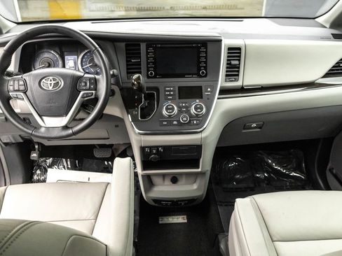 Used 2019 Toyota Sienna XLE image 22