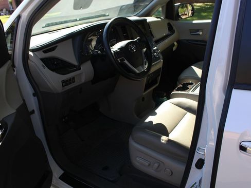 Used 2017 Toyota Sienna XLE Premium image 7