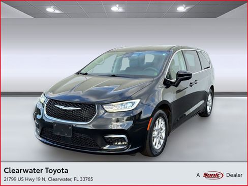 Used 2023 Chrysler Pacifica Touring-L FWD image 1