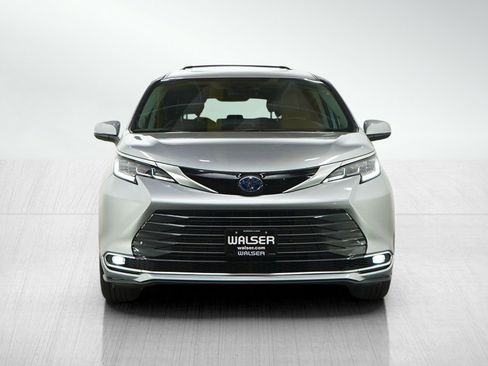 Used 2024 Toyota Sienna Limited AWD/4WD image 8
