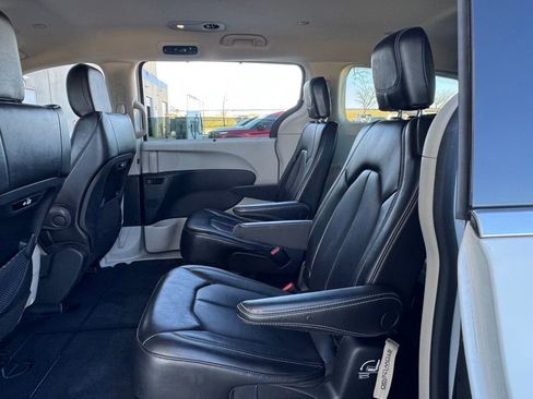 Used 2023 Chrysler Pacifica Touring-L image 35