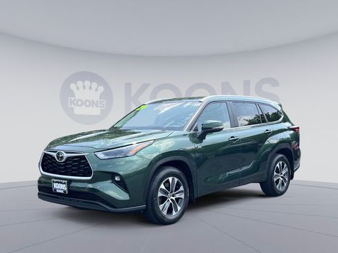 Used 2024 Toyota Highlander XLE AWD/4WD image 4