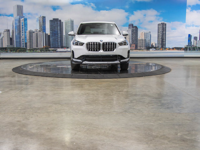 Used 2027 BMW X1 xDrive28i AWD/4WD image 3