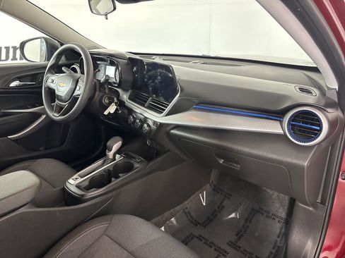 Used 2025 Chevrolet Trax LS image 29