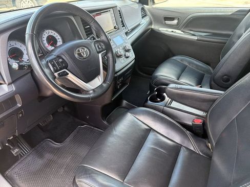 Used 2018 Toyota Sienna SE w/ Carpet Mat Package FWD image 11