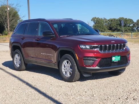 New 2025 Jeep Grand Cherokee Laredo image 2