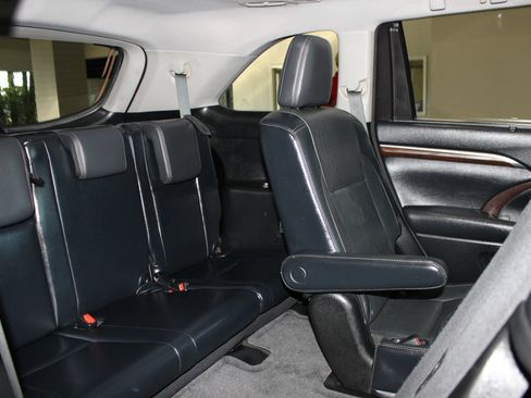 Used 2015 Toyota Highlander Limited Platinum FWD image 37