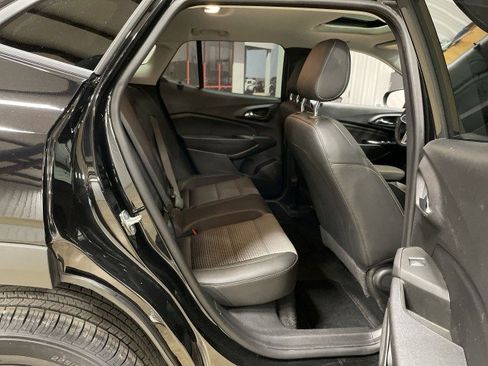 Used 2024 Chevrolet Trax LT w/ Sunroof Package FWD image 28