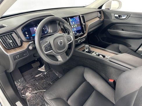 Used 2022 Volvo XC60 B5 Momentum w/ Protection Package Premier image 9