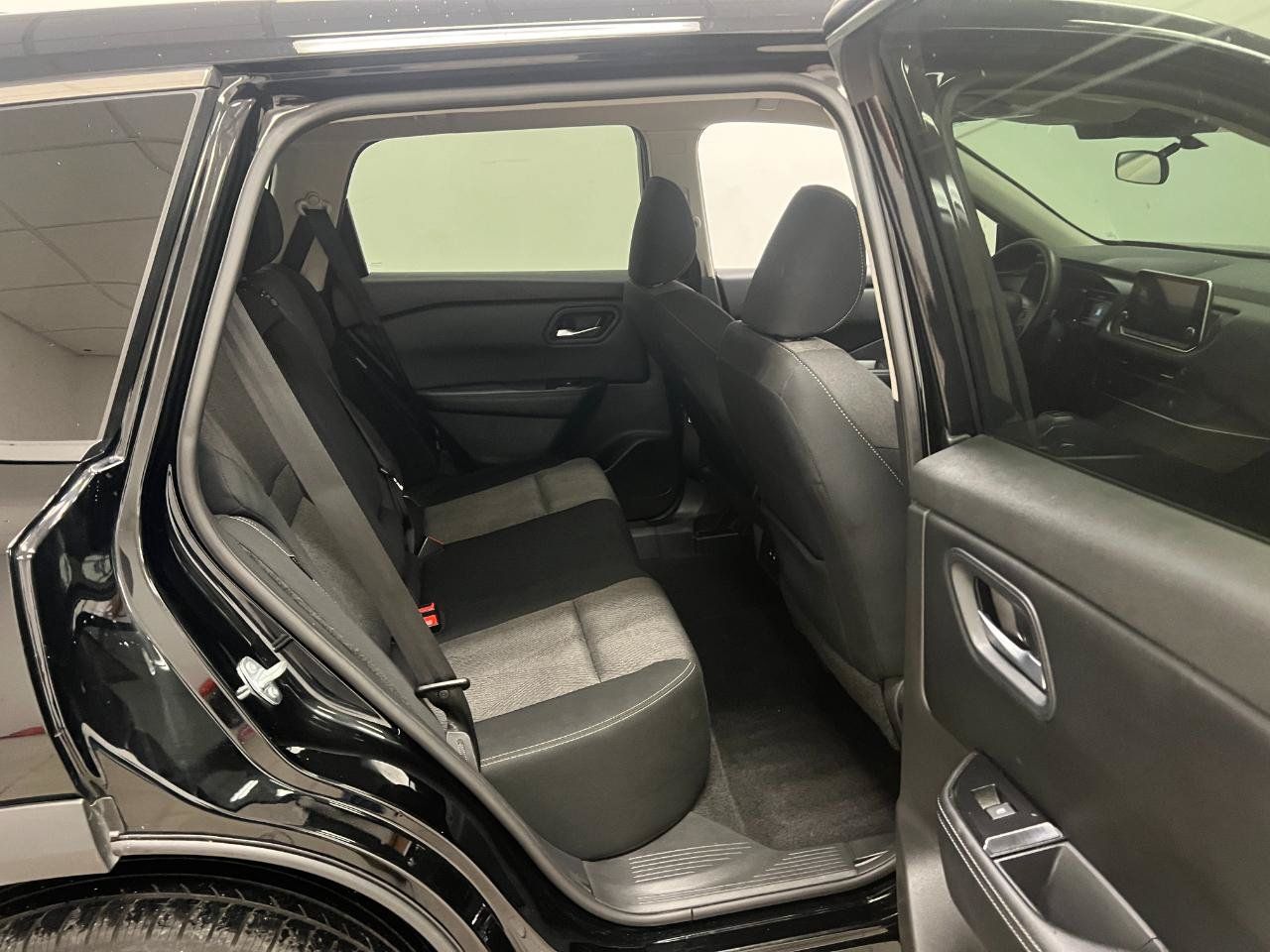 Used 2024 Nissan Rogue SV FWD image 34