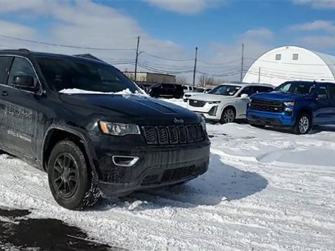 Used 2018 Jeep Grand Cherokee Laredo image 3
