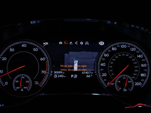 Used 2018 Bentley Bentayga image 90