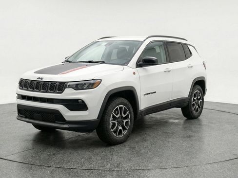 Used 2025 Jeep Compass Trailhawk AWD/4WD image 3