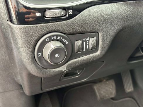 Used 2021 Jeep Cherokee Latitude Plus AWD/4WD image 25