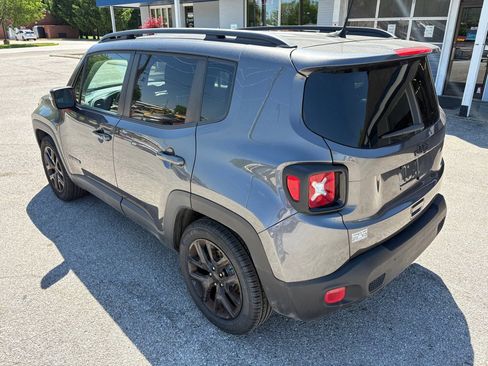 Used 2018 Jeep Renegade Altitude FWD image 6
