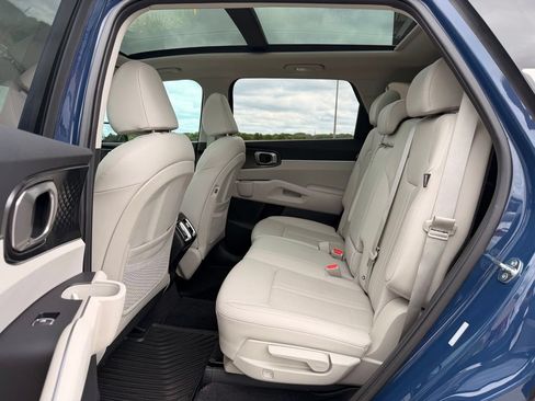 Used 2024 Kia Sorento S w/ Panoramic Sunroof Package FWD image 5