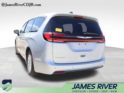 Used 2023 Chrysler Pacifica Touring-L FWD image 17