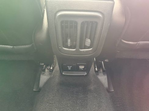 Used 2018 Jeep Compass Latitude w/ Popular Equipment Group FWD image 32