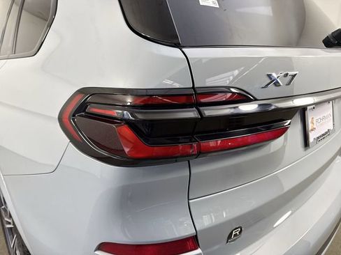 Used 2026 BMW X7 xDrive40i w/ M Sport Package AWD/4WD image 32