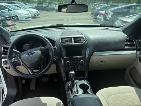 Used 2018 Ford Explorer XLT w/ Equipment Group 201A FWD image 11