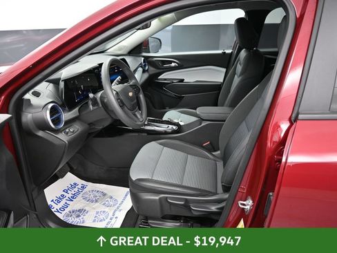 Used 2025 Chevrolet Trax LT FWD image 28
