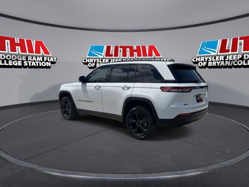 Used 2023 Jeep Grand Cherokee Altitude AWD/4WD image 6