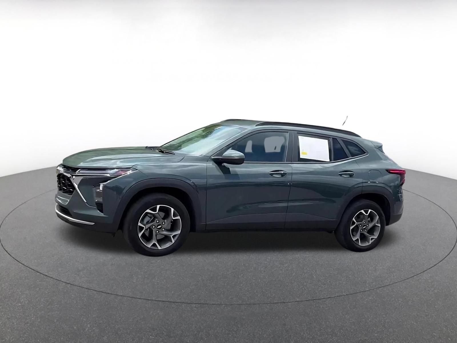 Used 2025 Chevrolet Trax LT w/ LT Convenience Package FWD image 7