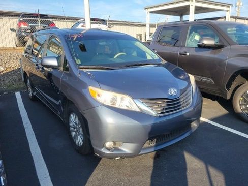 Used 2014 Toyota Sienna XLE FWD image 1