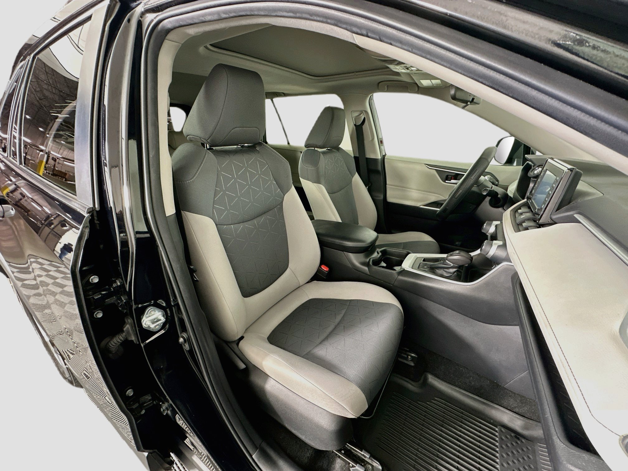 Used 2021 Toyota RAV4 XLE w/ Convenience Package FWD image 33