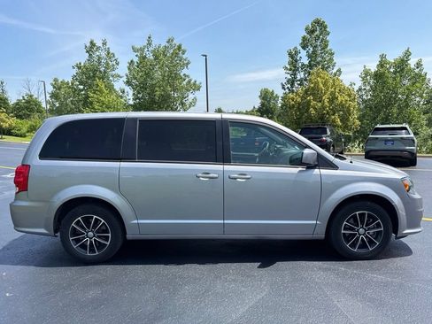 Used 2018 Dodge Grand Caravan SE FWD image 2