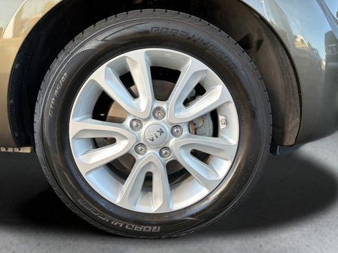 Used 2013 Kia Soul + w/ Audio Pkg FWD image 21