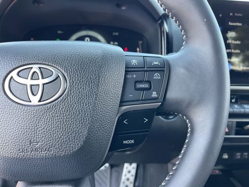 Used 2025 Toyota Camry SE w/ Multimedia Upgrade Package image 17