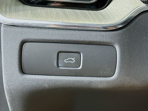 Used 2025 Volvo XC60 B5 Plus image 17