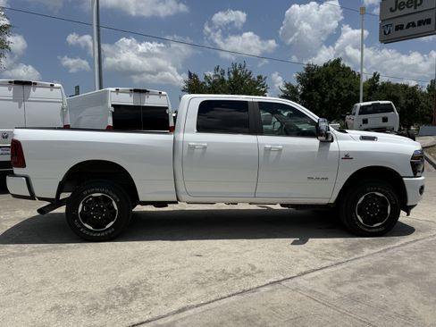 Used 2026 RAM 2500 Laramie AWD/4WD image 3