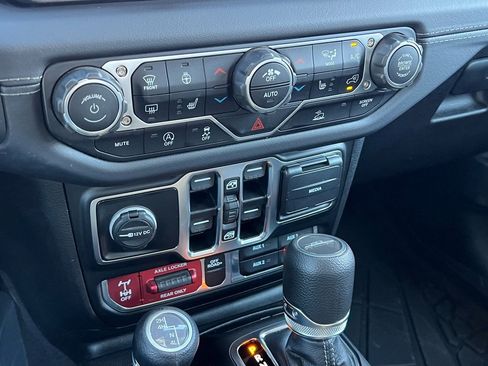 Certified 2025 Jeep Gladiator Mojave w/ Convenience Group image 27