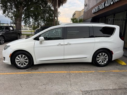 Used 2018 Chrysler Pacifica Touring-L Plus FWD image 4