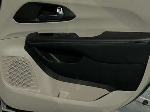 Used 2024 Chrysler Pacifica Touring-L FWD image 34
