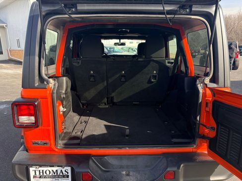 Used 2018 Jeep Wrangler Unlimited Sahara w/ Cold Weather Group image 10