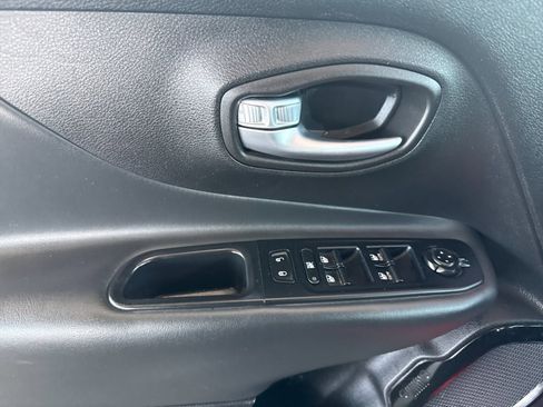 Used 2018 Jeep Renegade Altitude w/ Cold Weather Group FWD image 10