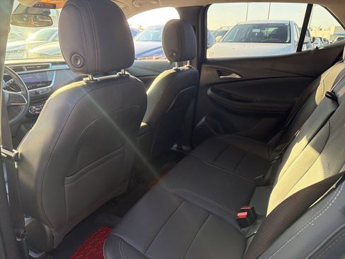 Used 2022 Buick Encore GX Essence image 3