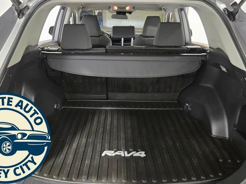 Used 2020 Toyota RAV4 XLE w/ XLE Grade Weather Package image 32