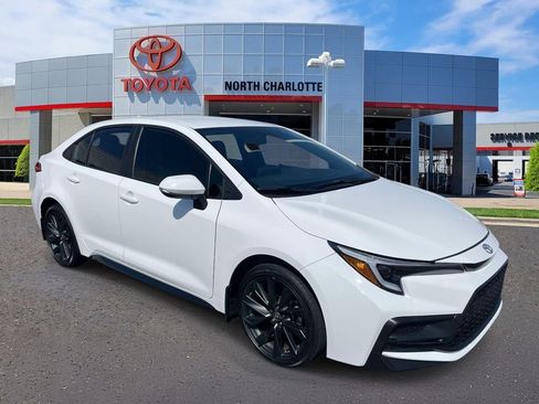 Used 2025 Toyota Corolla SE image 3