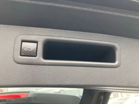 Used 2023 Toyota Highlander XLE image 9