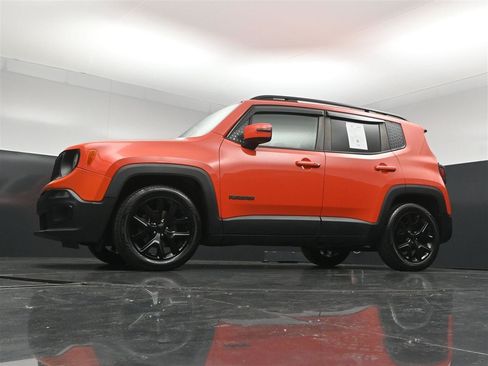 Used 2018 Jeep Renegade Altitude w/ Cold Weather Group FWD image 28